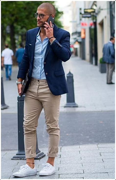 Uomo che indossa scarpe Derby con outfit casual