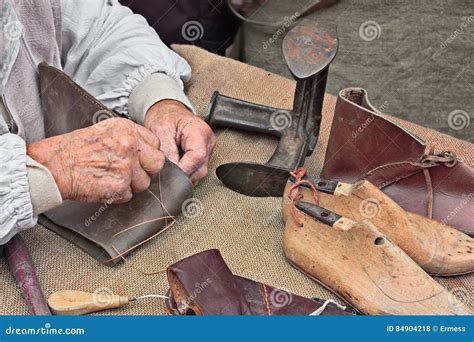 Artigiano calzolaio al lavoro sulle scarpe Ortigni