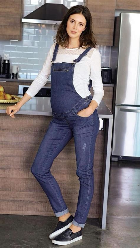 Future mamma elegante che indossa abiti invernali premaman alla moda