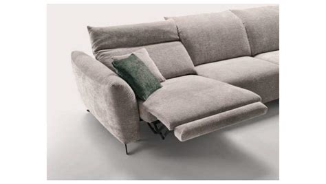 Illustrazione del sistema Comfort Recline con poggiapiedi esteso e schienale reclinato