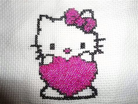 Close-up di un ricamo a punto croce di Hello Kitty su tela Aida