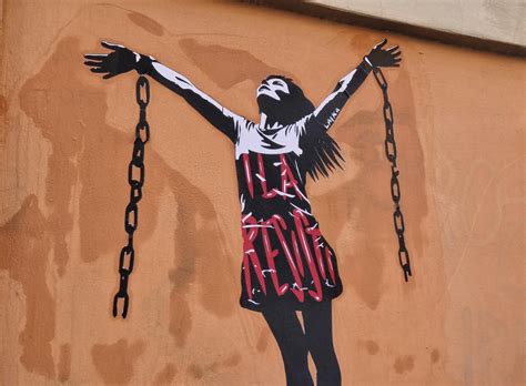 Illustrazione di una donna che rompe le catene