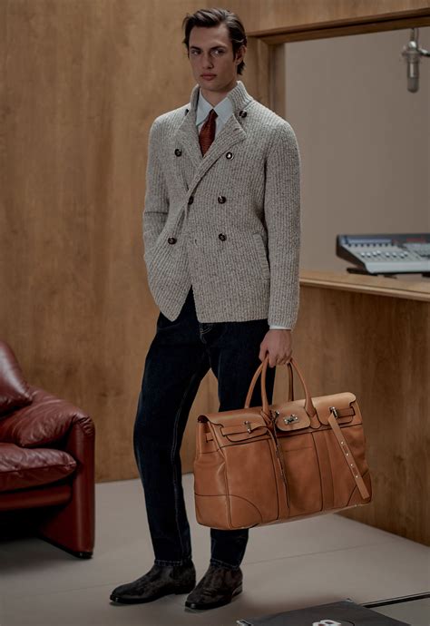 Moda uomo senape e versatilità