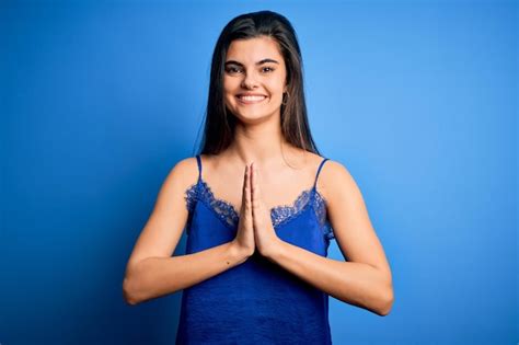 Una donna sorridente che indossa intimo elegante e confortevole