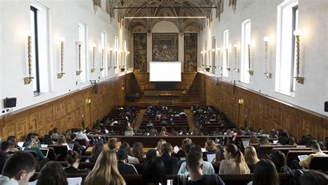 Aula magna universitaria storica con studenti in ascolto