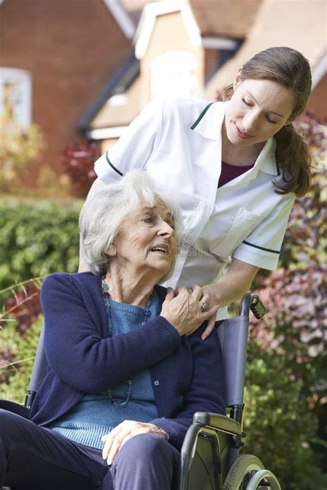 Personale sanitario che assiste una partoriente