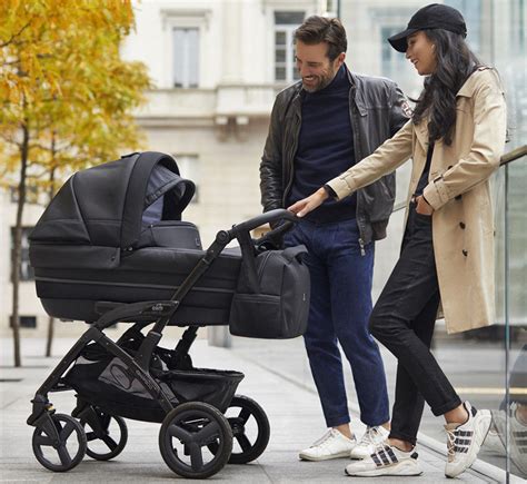 Passeggino trio su terreni diversi (urbano, sterrato)