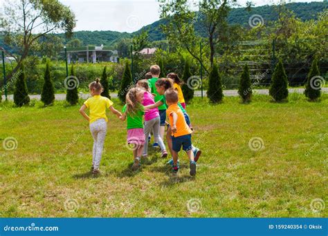 Bambini che giocano all'aperto con abiti colorati