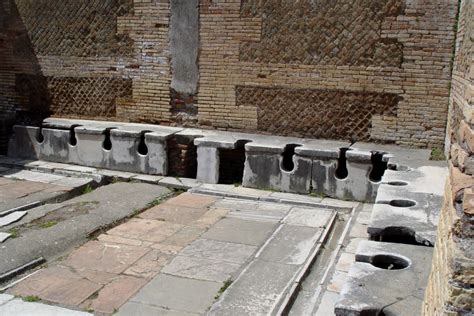 Ricostruzione di una latrina romana pubblica