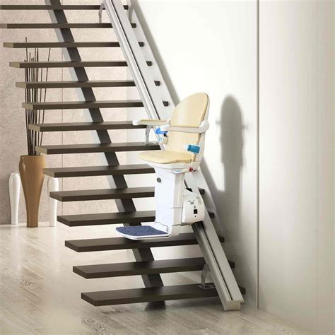 Montascale a seggiolino installato su una scala esterna, con vista su un giardino