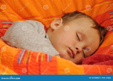 Bambino addormentato cullato da un genitore