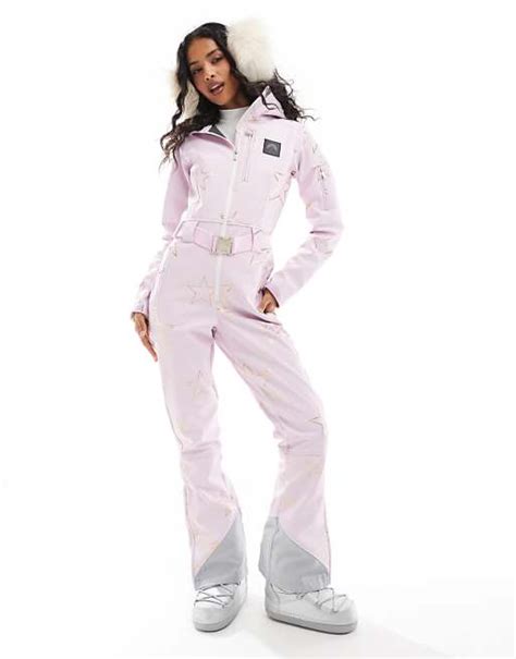 Ragazza con tuta da sci in pista