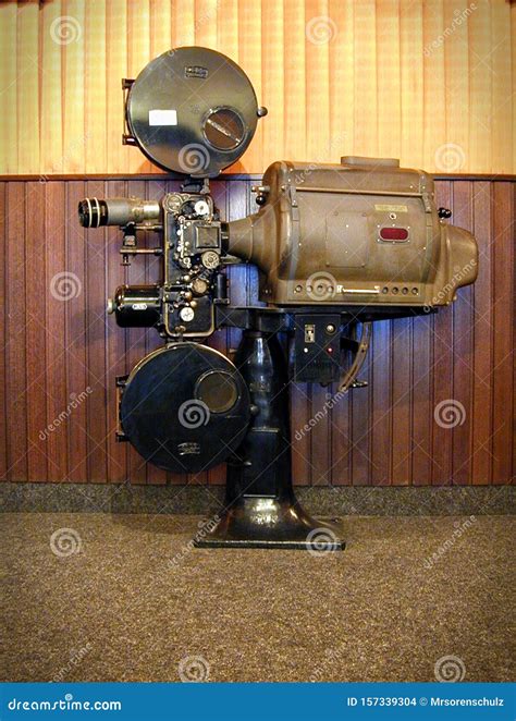 Sala cinematografica con proiettore antico