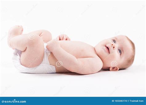 neonato con pannolino