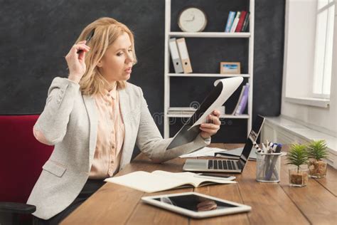 Donna che lavora al computer con un pancione