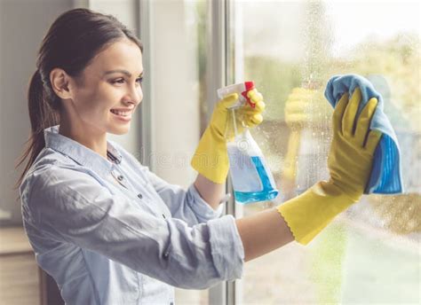 Donna incinta che pulisce casa con prodotti naturali