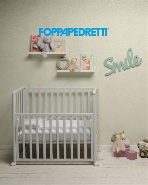 Evoluzione di una culla trasformabile in diverse configurazioni di letto e arredo