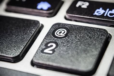 Schermi e tastiere, simbolo dell'interazione digitale