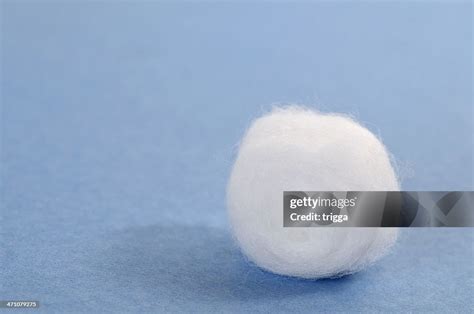 immagine di un termometro che viene pulito con un batuffolo di cotone imbevuto di disinfettante