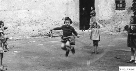 Bambini che giocano in un cortile di un asilo anni '60