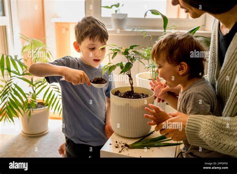 Immagine simbolica di sei donne che si prendono cura di bambini