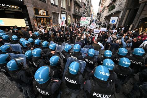 Manifestazione con forze dell'ordine in assetto antisommossa