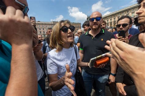 Donna in protesta pacifica