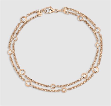 Bambino che indossa un braccialetto d'oro