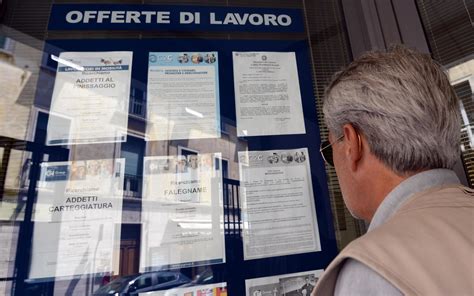 Esempio di una bacheca ben organizzata con annunci professionali e chiari in un contesto comunitario