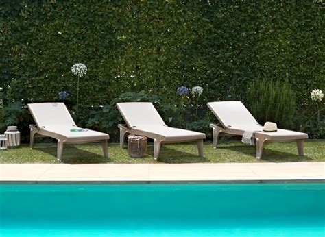 Lettino da giardino moderno a bordo piscina