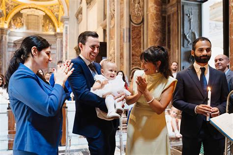 Una cerimonia di battesimo elegante in una chiesa storica con dettagli curati