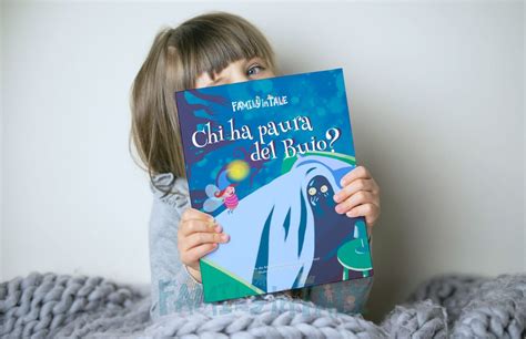Un esempio di regalo originale: un libro di fiabe personalizzato accanto a una bomboniera artigianale