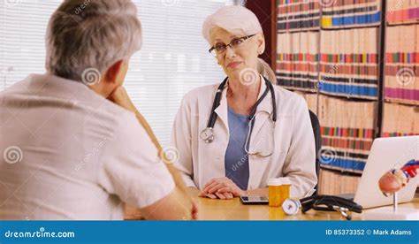 Donna in conversazione con il suo medico