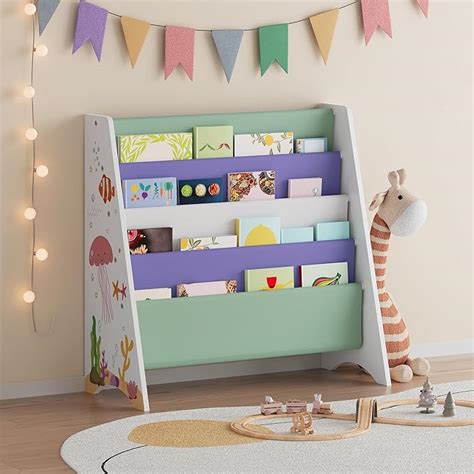 Scaffale di libreria con libri per bambini colorati
