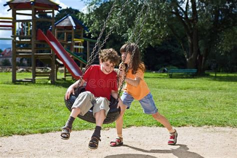 Bambini che giocano con tutine jeans