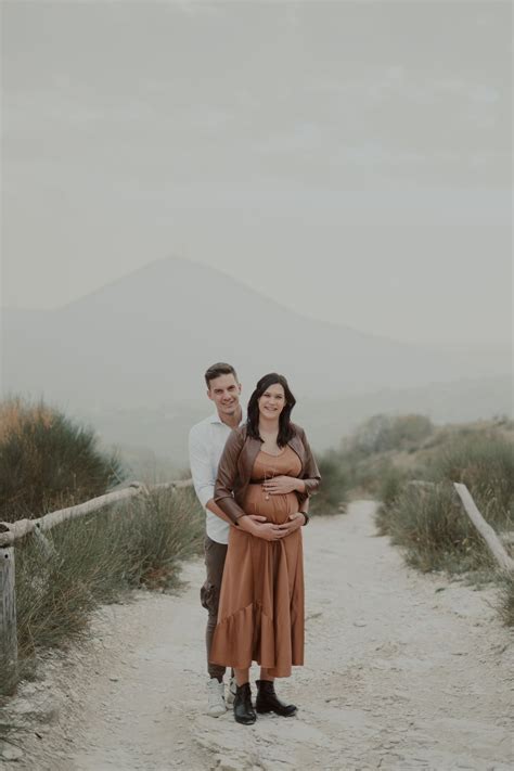 Coppia in dolce attesa in un servizio fotografico