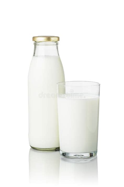 Immagine: Bicchieri di latte e sacchetto di latte in polvere