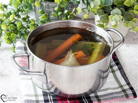 Brodo vegetale in preparazione