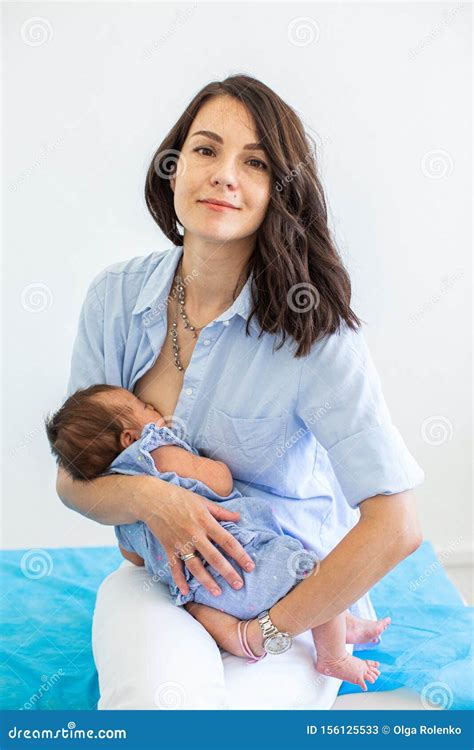 Madre che allatta un bambino prematuro con un supporto specializzato