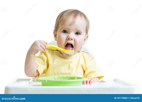 Bambino che osserva un cucchiaio con pappa