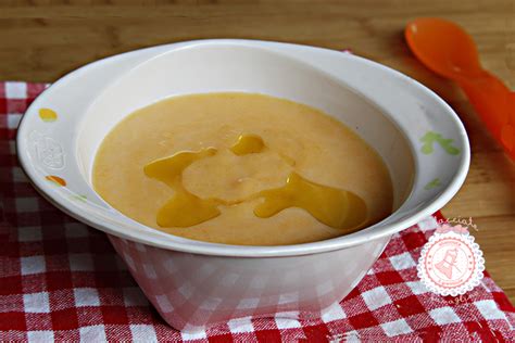 Piatto con pappa colorata e frutta