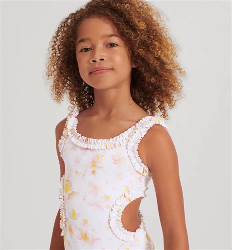 Bambini in spiaggia con costumi Prénatal