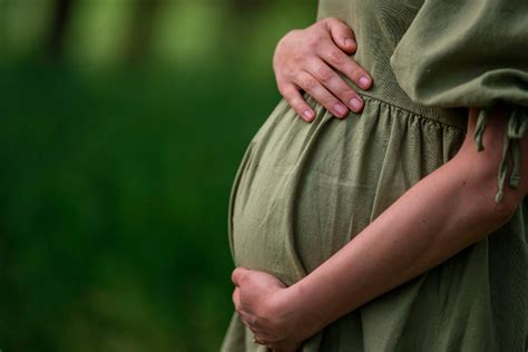Donna incinta che indossa un capo della collezione Prénatal Mom to Be