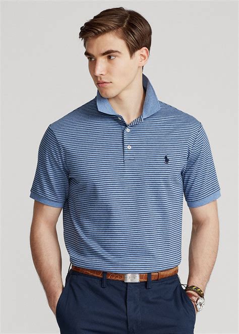 Uomo in abiti Ralph Lauren a un evento di polo