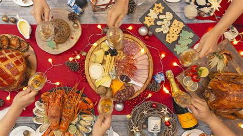 Tavola imbandita con dolci e snack per pigiama party