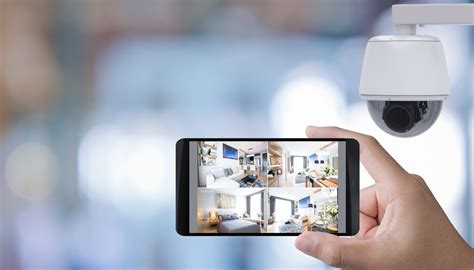 Persona che controlla una telecamera di sicurezza tramite smartphone