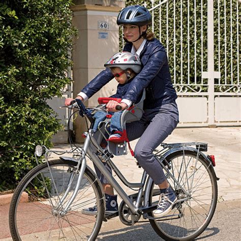 Famiglia in bicicletta con seggiolino bambino