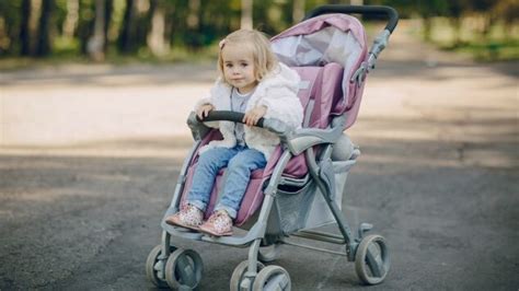 Bambino su un passeggino trio