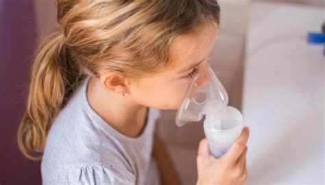 Bambino che utilizza un apparecchio per aerosol a forma di trenino