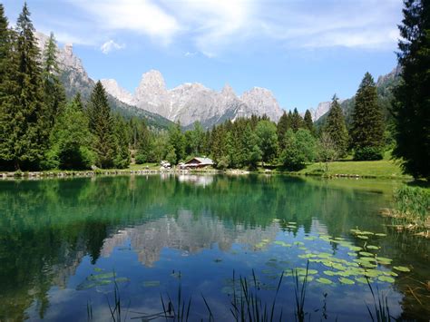 veduta panoramica del laghetto Welsperg e le Pale di San Martino